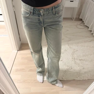 Lågmidjade jeans zara - Lågmidjade raka jeans från zara. Oanvända, men har sprättat upp och sytt om de nertill för att de inte ska ha en kant längst ner. 