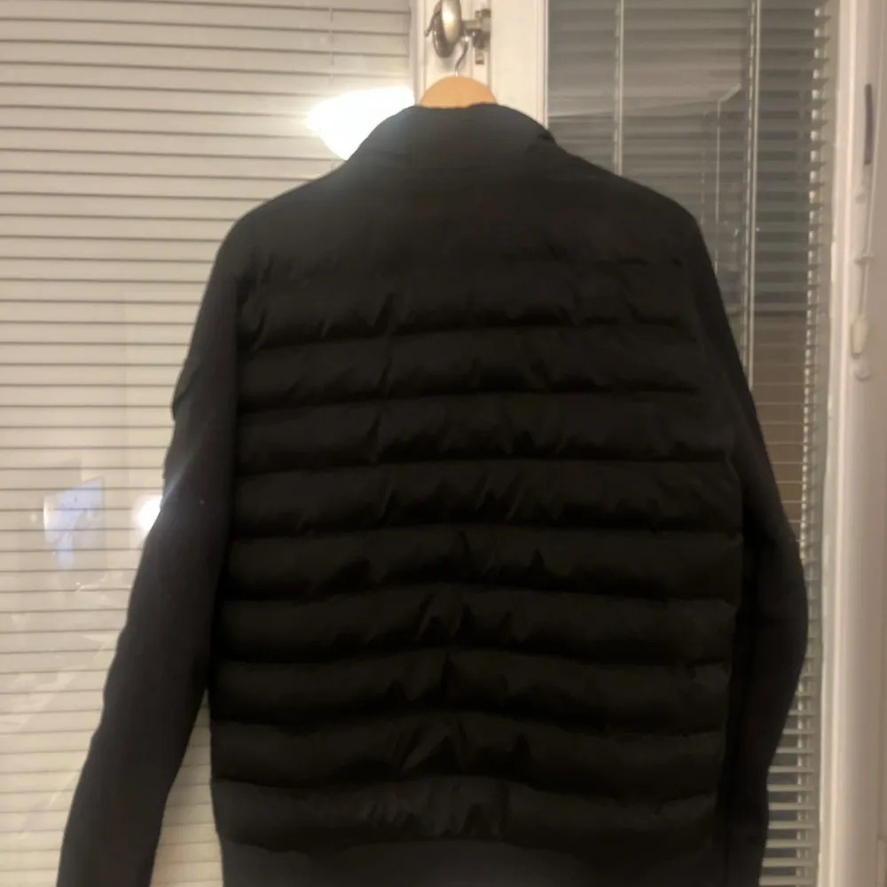 Svart moncler cardigan i bra skick. Pris går att diskuteras. Storlek M men passar även S . Takit.