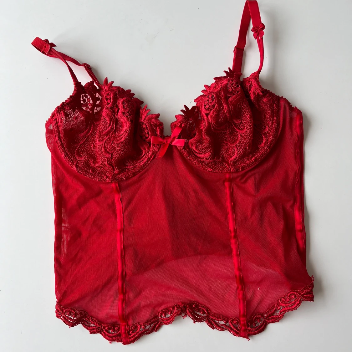 Röd spetskorsett