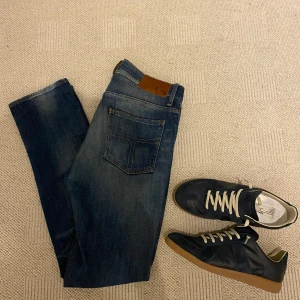 Blå jeans från Tiger of Sweden  - Snygga blå jeans från Tiger of Sweden strl 31/32.  Hör av dig vid frågor eller funderingar.