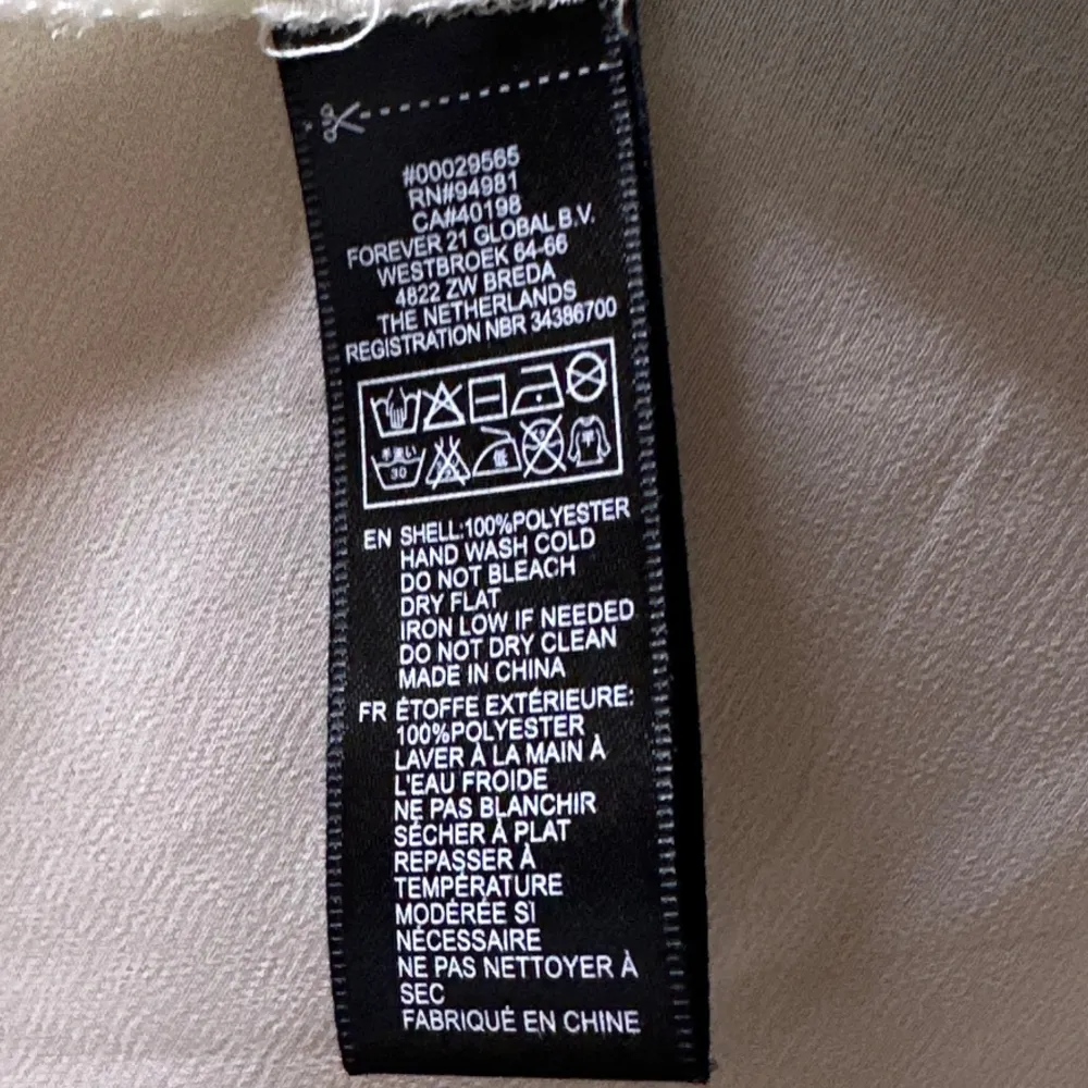 Vit blus från Forever 21. Blusen har korta ärmar med öppna axlar och knappar framtill. Tillverkad i lätt och luftig polyester.. Yläosat.
