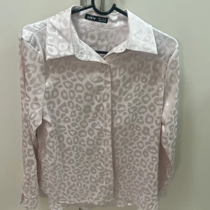 Vit leopardmönstrad blus från Shein - Vit rosa blus från SHEIN ganska fin och cool dock använder knappt 