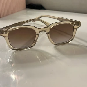 Solglasögon från Chimi - Modellen 02 i färgen Ecru. Kan vara något snea, men inget man tänker på