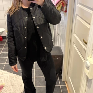 Svart quiltad jacka - Så fin vårjacka som inte längre kommer till användning💕💕