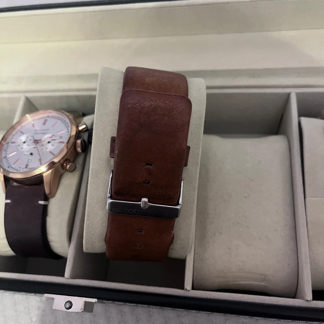 Svart klocka med brunt läderarmband från OOZOO - 1