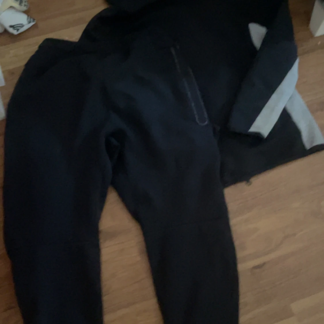 Säljer nike tech tracksuit svartgrå - 3