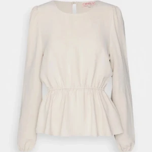 Blus - Blus från ONLY som inte kommit till användning, så bra skick! Köpte för 399 så säljer för 100kr💕Storlek S men passar både xs- m