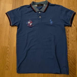 Blå pikétröja från Ralph Lauren - Använd tröja men fortfarande i suveränt skick 