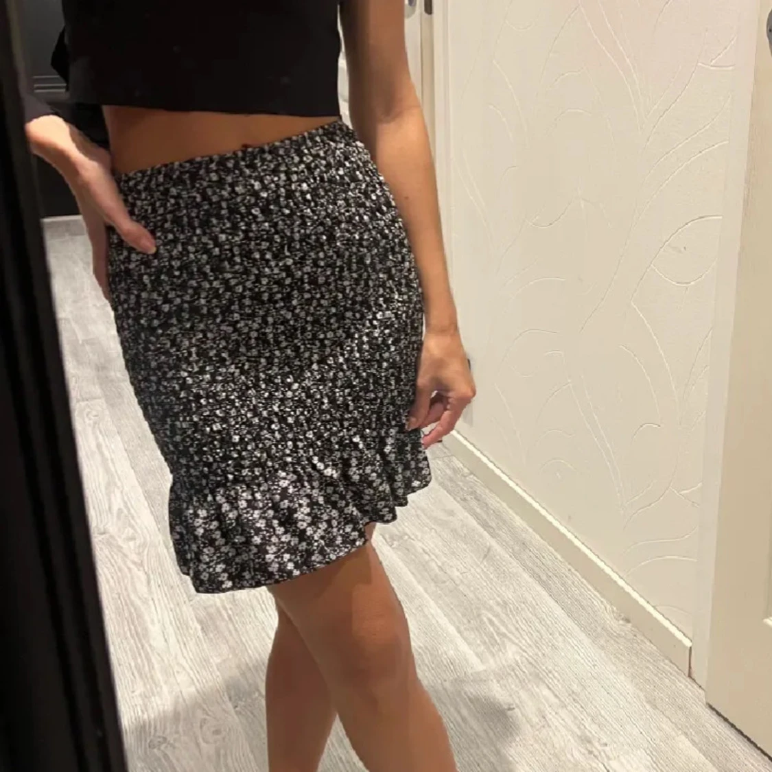 Svart blommig kortkjol - 1