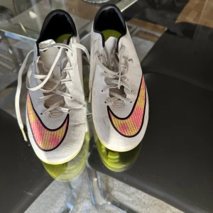 Nike mercurial - Säljer ett par nike mercurial skor i väldigt god skick. De är ett par unika skor som inte säljes längre