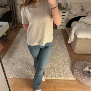 Beige glittrig topp från KappAhl - Säljer en snygg beige glittrig topp från KappAhl i storlek S. Toppen har korta ärmar och en rund halsringning. Aldrig använd, lapp kvar. 💕🥰