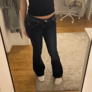 True Religion Joey Low Rise Flare - True Religion jeans som tyvärr är för stora. Gjorde två jätte små hål innanför jeansen för att trä in ett snöre för att jeansen skulle sitta tajtare (bild 4). Annars inga defekter alls💞 Priset går även att diskuteras