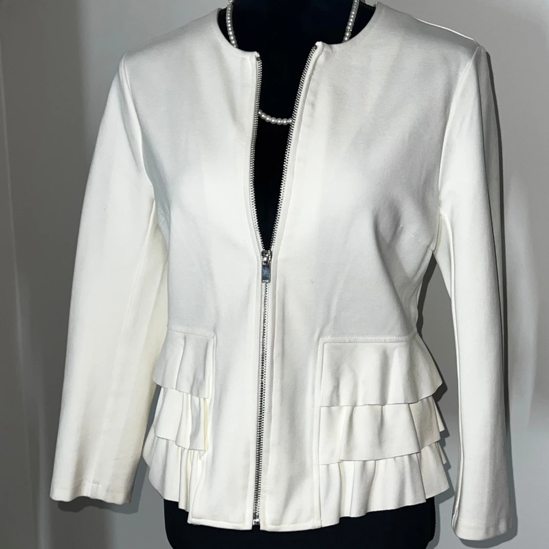 Vit jacka med volangdetaljer - 1