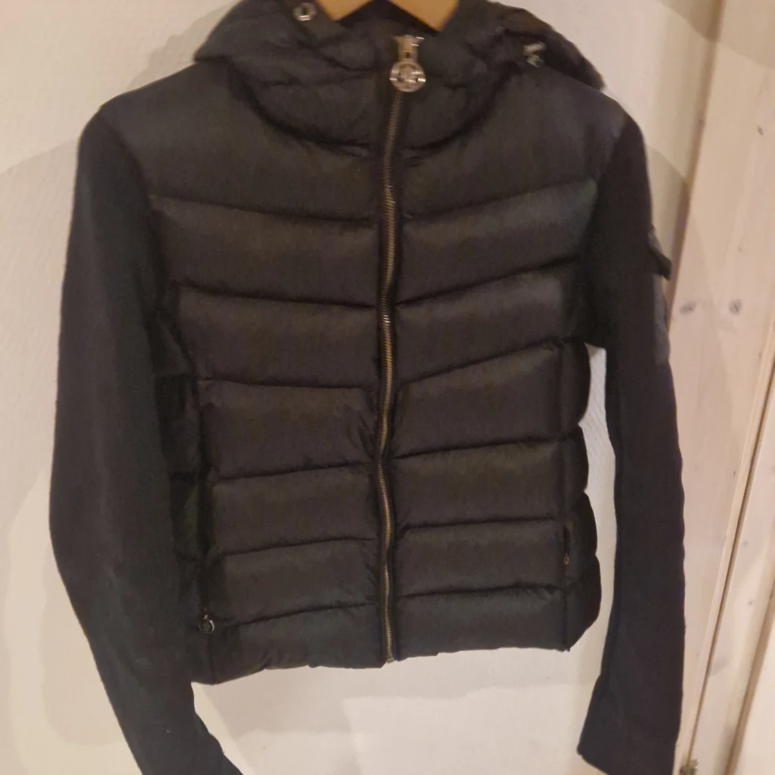 Svart pufferjacka från Moncler