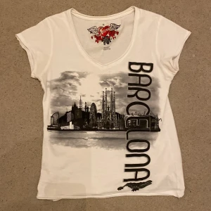 T-shirt med tryck  - T-shirt med barcelona tryck 