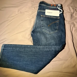 Blå jeans från Dondup - Tja säljer dessa Snygga blå jeans från Dondup, helt oanvända med taggen kvar! Storlek 34 och passar mig som är 185cm. Skriv vid frågor. Pris kan ändras vid snabb affär!