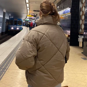 Beige dunjacka - Säljer en mysig beige dunjacka med hög krage och dragkedja🧥🥯