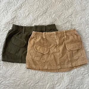 Beige och grön manchesterkjol från BDG - Två snygga manchesterkjolar från BDG i beige och grön. Kjolarna är köpta på plick men jag har endast testat dom. Alltså är de i väldigt fint skick☺️Kjolarna säljs för 299 kr för båda!!Dem är väldigt fina och det har blivit rätt populärt med Manchester igen!!