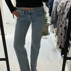 Low waist jeans  - Blåa Lågmidjade jeans från weekday. Jag är 169 och dom sitter perfekt 🤩 knappt använda!