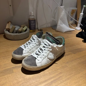 Vita Philippe model skor med gröna detaljer - Jävligt feta philippe models fräscha, sulan är väldigt bra sick skorna är i rätt bra sick dem är storlek 43 och är sann i storlek 