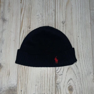 RALPH LAURENT MÖSSA - En varm mössa från ”ralph Laurent” som passar perfekt till kyliga dagar. Tveka inte på att ställa frågor eller lägga ett prisförslag!