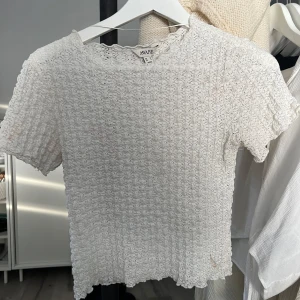 Vit spetts topp  - Vit spetts topp lite genomskinlig 