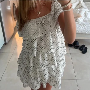Vit prickig klänning - Perfekt till sommarn! Köpt här på Plick men passar inte riktigt mig☺️lånad bild (egna kan skickas) köptes för 600kr❤️
