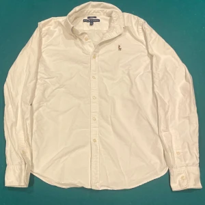 Vit Ralph Lauren skjorta.S - Snygg vit skjorta från Ralph Lauren i slim fit.Som storlek S.