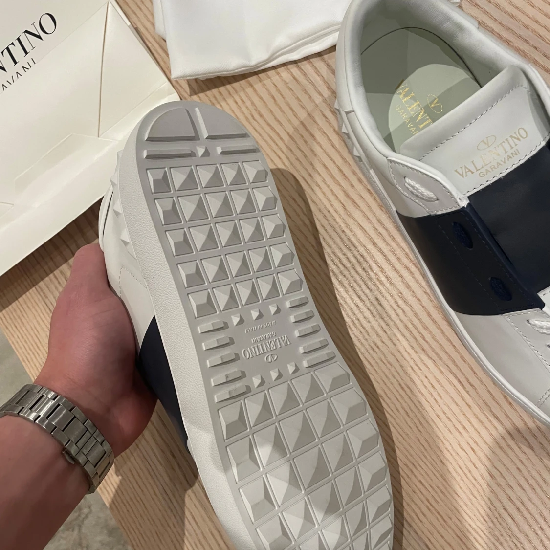 Valentino Garavani sneakers i vitt och svart - 2