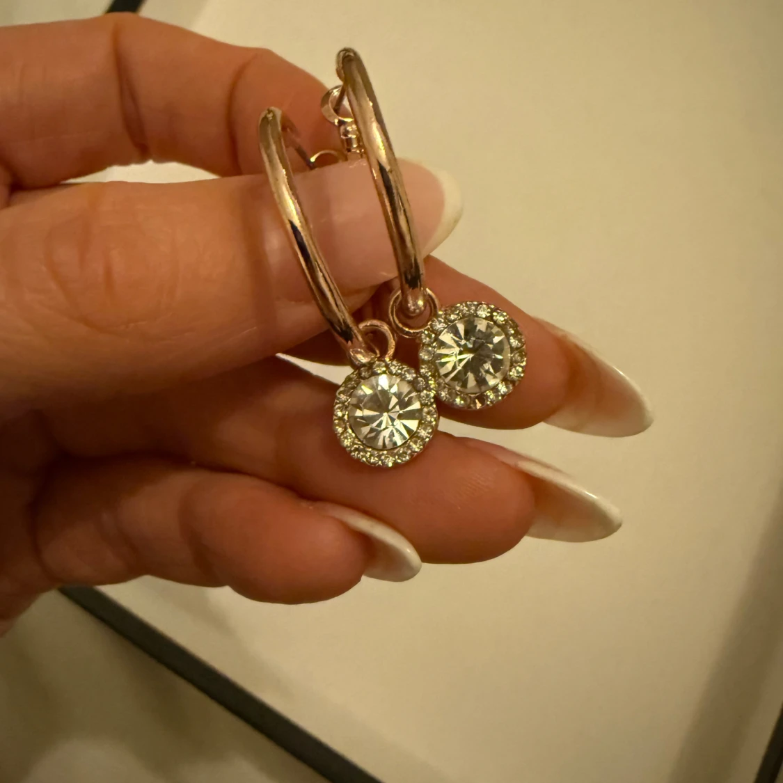 Guldörhängen med glittriga stenar - 1