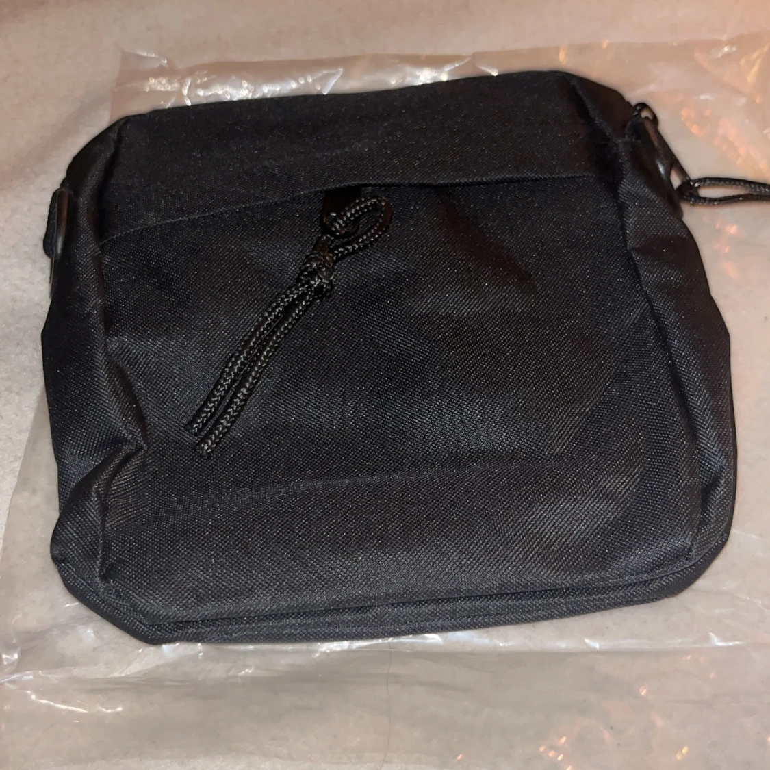 Svart axelväska med dragkedja