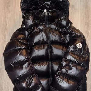 Moncler Maya (strl 3) - Moncler Maya i jättefint skick och inga deffekter. Storlek 3 (Large)     Finns att hämta i Uppsala eller fraktas. 