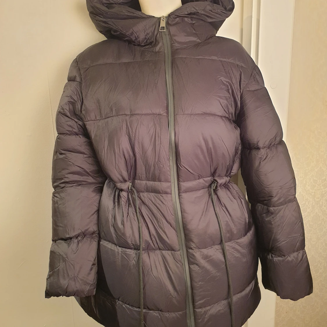 Svart dunjacka med huva