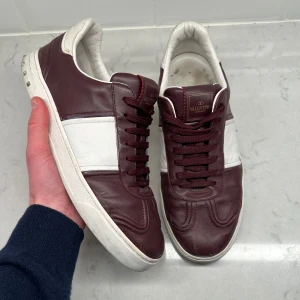 Valentino Flycrew  - Valentino Flycrew skor i storlek 43. Mycket bra skick 8,5/10. Endast 1 nit saknas. Bara skorna ingår. Hör av dig vid frågor eller funderingar!