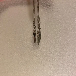 Långa silverfärgade örhängen med spetsig design - Snygga och moderna långa örhängen i silverfärg med en unik spetsig design. Perfekta för att ge en elegant touch till din outfit.
