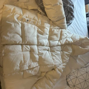 Vit jacka  - Vit jacka storlek S säljs för 400 