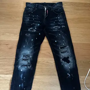 Tja säljer nu mina dsquared 2 jeans då de inte riktigt är min stil!, och tvekar även på att de är äkta! Passar dig som är från 165-173!