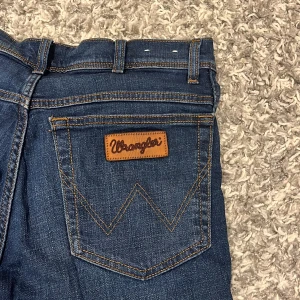 Wrangler jeans - Hej! Säljer mina wrangler jeans pga för små i storleken, dom är i super bra skick, knappt använda. 32/32 Nypris:1000
