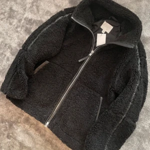  Fin Ted Jacka -  Jättesnygg höstjacka från H&M i storlek S, Den har ju prislappen kvar