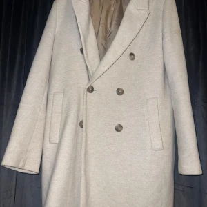 Kappa  - Kappa ifrån Zara, välanvänd men fint skick. Inuti jackan är det lite uppsprucket  men inget som förstör jackan eller syns när man har den på. Bild går att få☺️