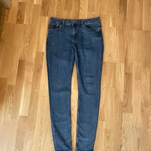 Blå skinny jeans från 157 - Säljer ett par snygga blå skinny jeans från 157 i storlek L. De är oanvända.