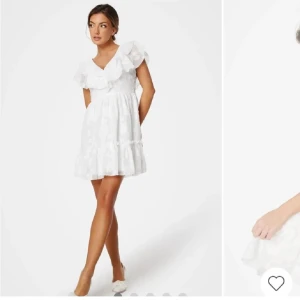 Jätte söt studentklänning  - Helt ny med prislappen på  Har endast provat och den var för liten för mig där av jag säljer den.  Från bubbleroom  Ny pris 799 kr Slutsåld på hemsidan  Strl xs  Går att pruta 