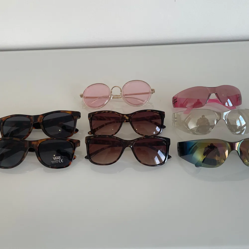 2x VANS - brown pattern 2x Leopard print shades  3x Rimless sport shades 1x pink round shades. Övrigt.