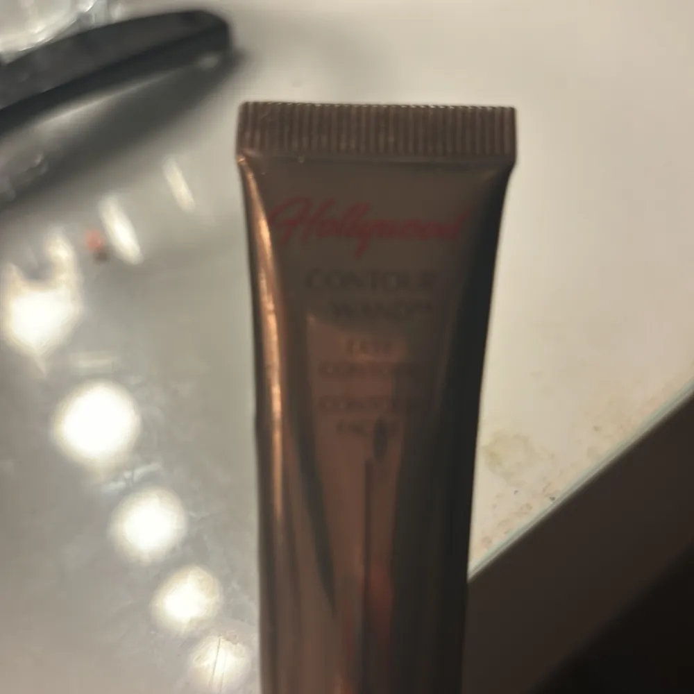 Säljer denna contour wand från Charlotte Tilbury, endast provat 2 gånger! Så helt full då! ❤️pris går att diskutera självklart! 🥰färg medium to deep . Skönhet.