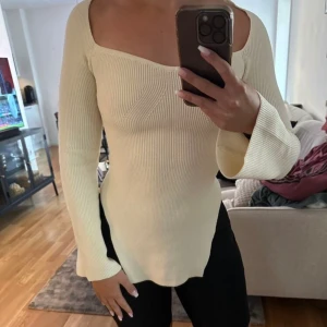 ribbad tröja  - Storlek S. Fin och bekväm, perfekt till hösten. Köpare står för frakt  