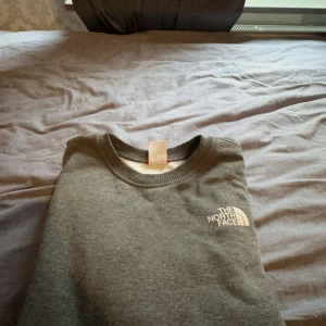 North face sweatshirt  - Tja, säljer denna feta North face sweatshirten i stl xl barn som passar lika bra som Xs i vuxen