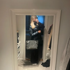 Colmar vinterjacka  - Säljer denna så fina vinterjacka från Colmar med så fin passform💓den är marinblå med lite glans. Nästan aldrig använd. Priset är diskuterbart.