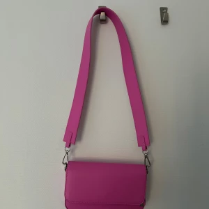 Rosa väska  - Helt oanvänd rosa väska. 