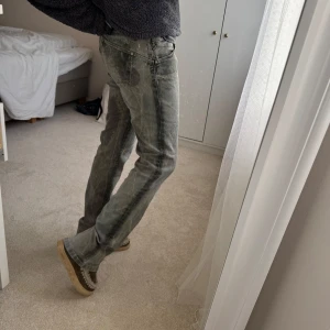 Coola jeans - Så så coola o unika lågmidjade jeans i storlek 31/32. 38cm över midjan och 81cm i innerbenet. Har klippt slits🩷