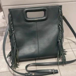 Maje väska - Köpt på Vinted och sedan dess endast använd 3 gånger. 